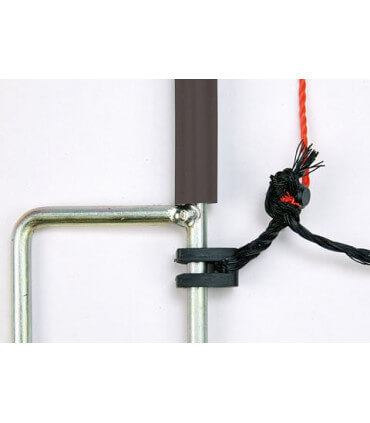 Crochet de maintien pour les piquets des filets électrifiés des poules.