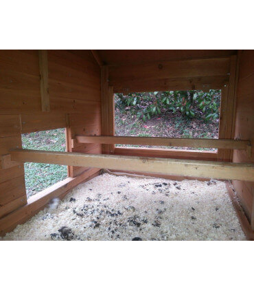 vue intérieure des perchoirs surélevés du poulailler