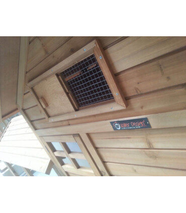 Poulailler bois mobile détail des finitions des fentes grillagées anti-fouines.