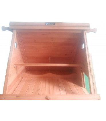 petit poulailler vue interieure avec perchoirs et 2 nids