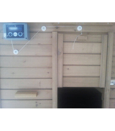 Poulailler bois design et pilotis avec porte guillotines pour motoriser la trappe avec moteurs chickenguard ou axt.