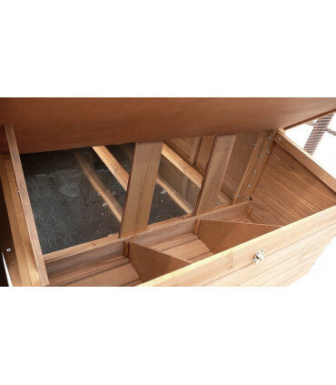 Poulailler XXL avec grande volière et perchoirs suspendus. Aménagement intérieur des pondoirs dans les 3 logettes pour 3 nids.