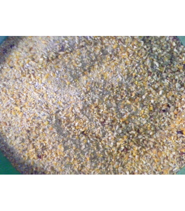 Mélange de graines bio concassées pour les poules pondeuses et d'ornement. Recette de grains équilibrée.