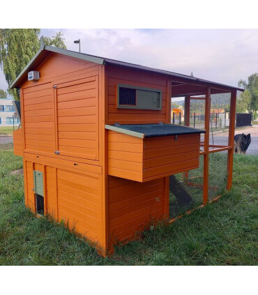 Grand poulailler bois XXL pour 12 poules. Double pondoir 6 nids, volière grillagée couverte et trappes motorisables.