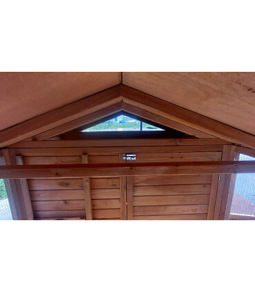 Grand poulailler entièrement couvert pour 8 poules, aérations hautes ventilation pratique. enclos grillagé.