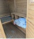 aménagement intérieur poulailler Fabiola avec 3nids et 2 perchoirs pour poules pondeuses.