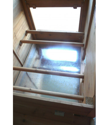 poulailler mobile vue intérieure avec perchoirs suspendus et tiroir à fientes