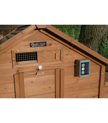 vue motorisation de la porte du poulailler bois pilotis de Magguy avec aérations protégées anti-fouines