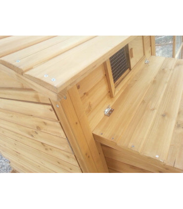 Détail qualité et solidité du poulailler bois massif Family Cot'Age toitures tout bois, bardage 12 mm.